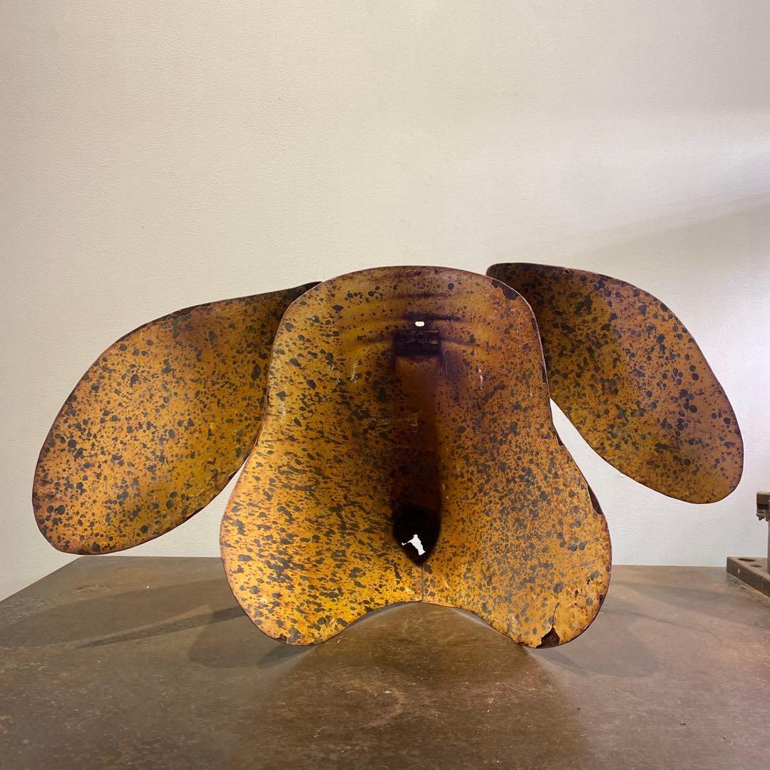 錆びた鉄製のマスク ブタ アンティーク