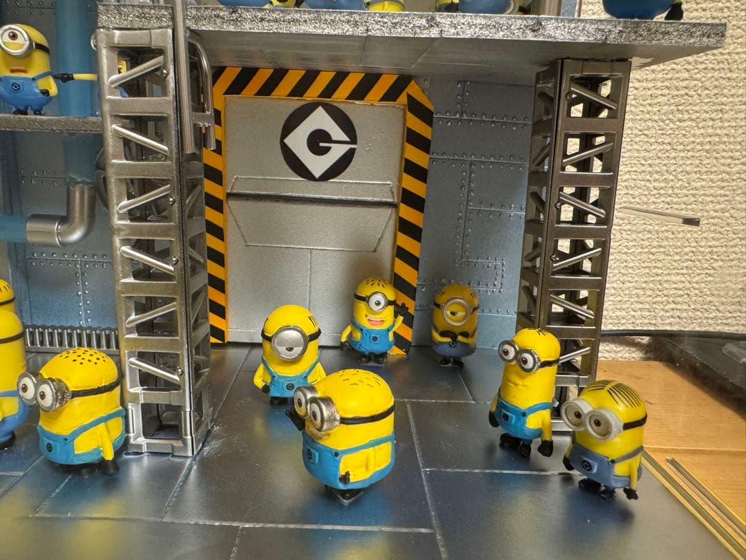 ミニオンズ　ジオラマ　『ミニオン工場』 ミニオン44体＋グルー1体