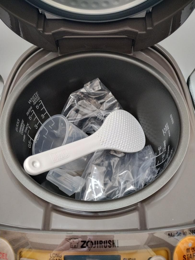 訳アリ 象印 海外向け炊飯器　極め炊き　5合/220-230V NS-YMH10