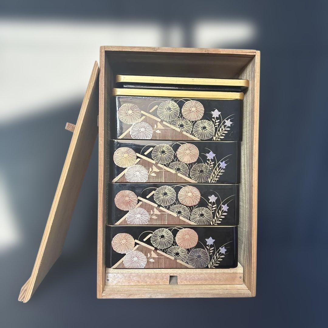 木製漆器　菊紋様 蒔絵　4段重箱　専用木箱付き 代り蓋つき