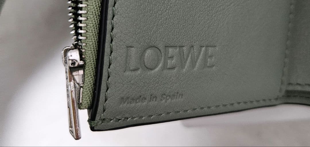 LOEWE グリーン レザー 三つ折り財布