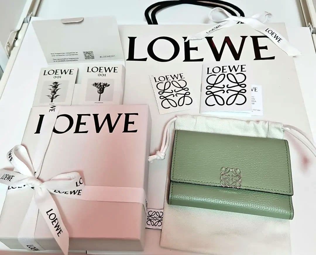 LOEWE グリーン レザー 三つ折り財布