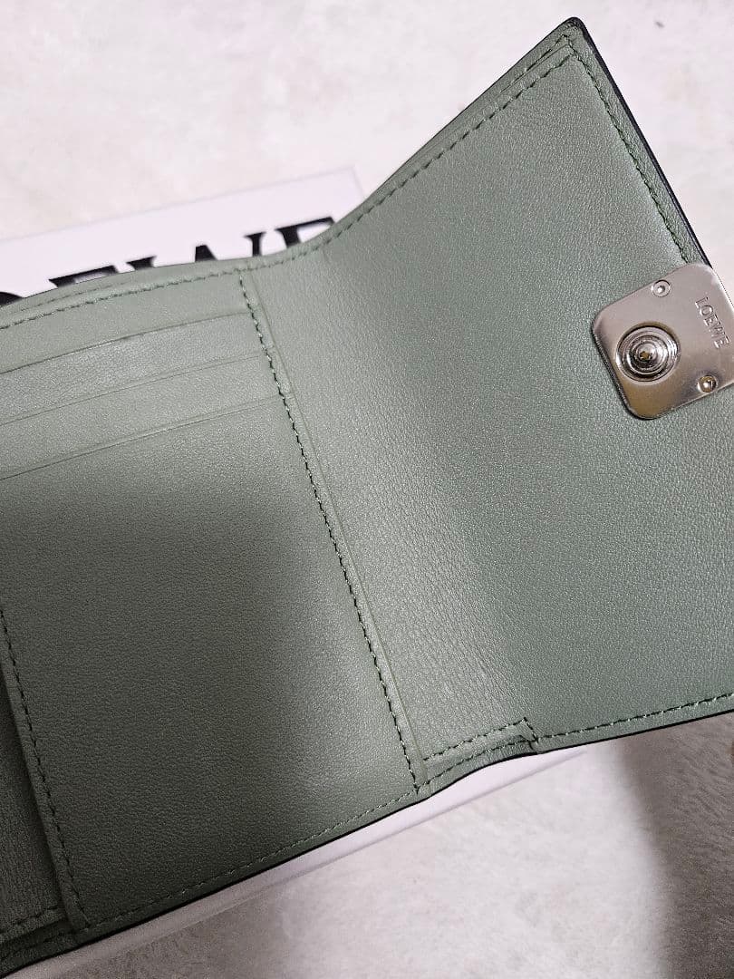 LOEWE グリーン レザー 三つ折り財布
