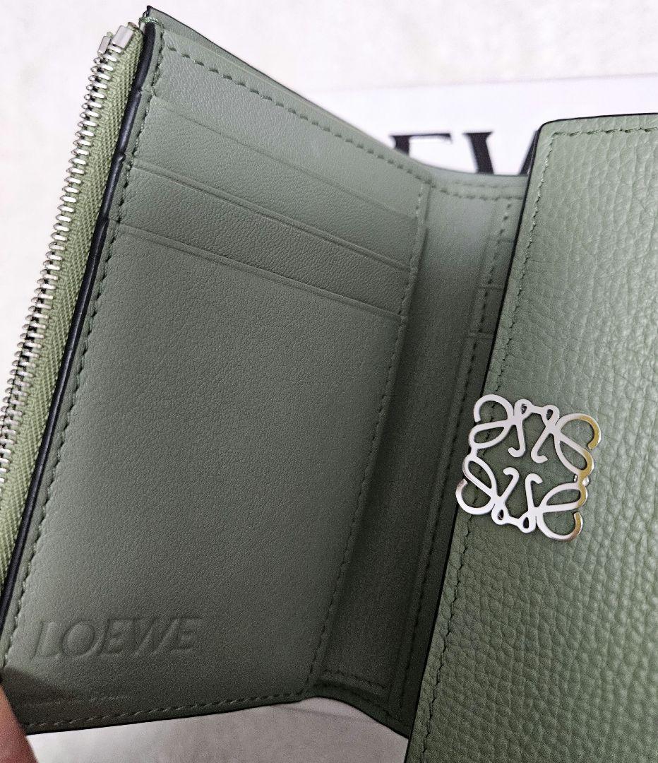 LOEWE グリーン レザー 三つ折り財布