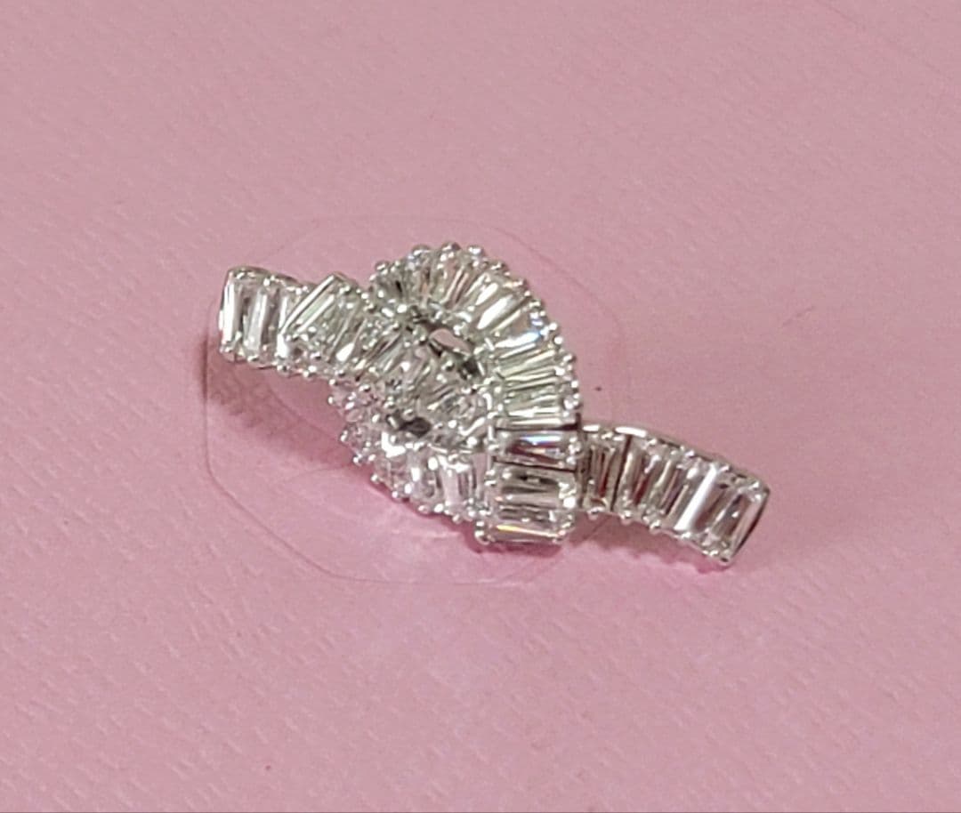 【SWAROVSKI】ピンバッジ タックピン スワールデザイン 結び目 美品