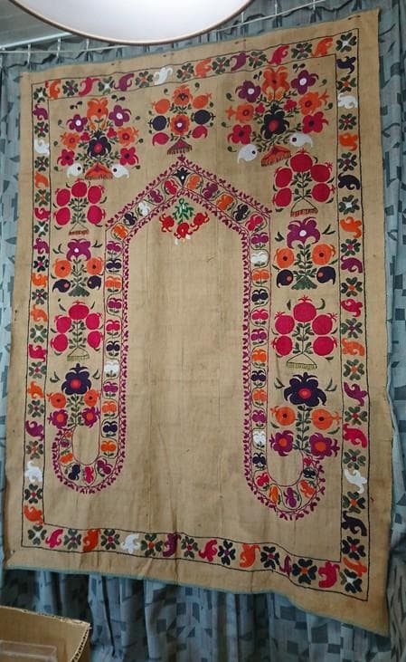 ★B2001★134×180㎝　刺繍布　花柄　大判　壁掛飾　ミフラーブ　 礼拝用