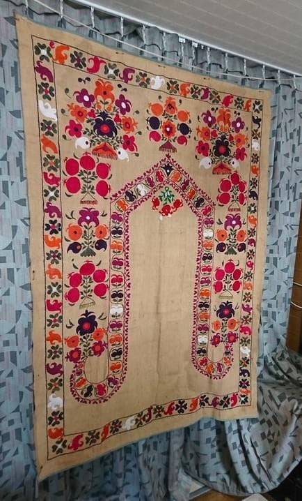 ★B2001★134×180㎝　刺繍布　花柄　大判　壁掛飾　ミフラーブ　 礼拝用