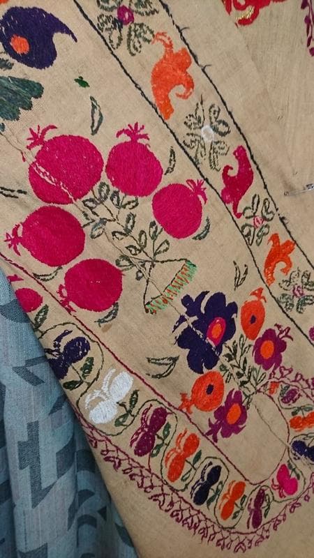 ★B2001★134×180㎝　刺繍布　花柄　大判　壁掛飾　ミフラーブ　 礼拝用