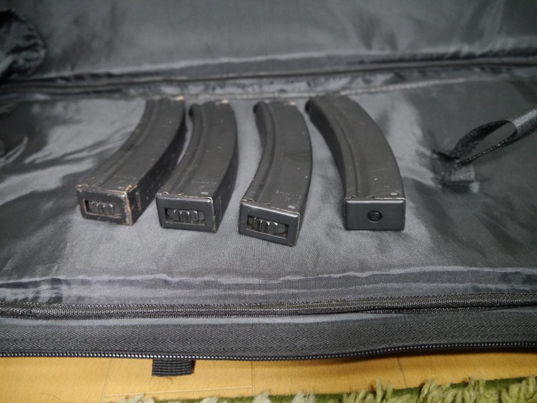 【中古】東京マルイ　H&K MP5 SD5 マガジン4本＋ソフトケース付