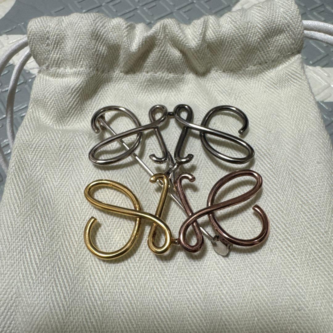 ロエベ アナグラム ブローチ マルチカラー シルバー ゴールド