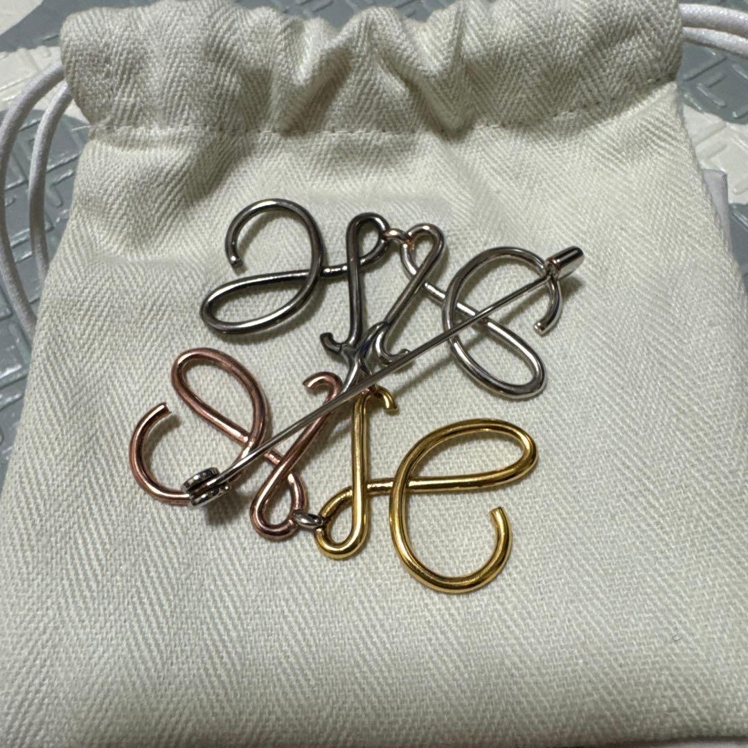 ロエベ アナグラム ブローチ マルチカラー シルバー ゴールド