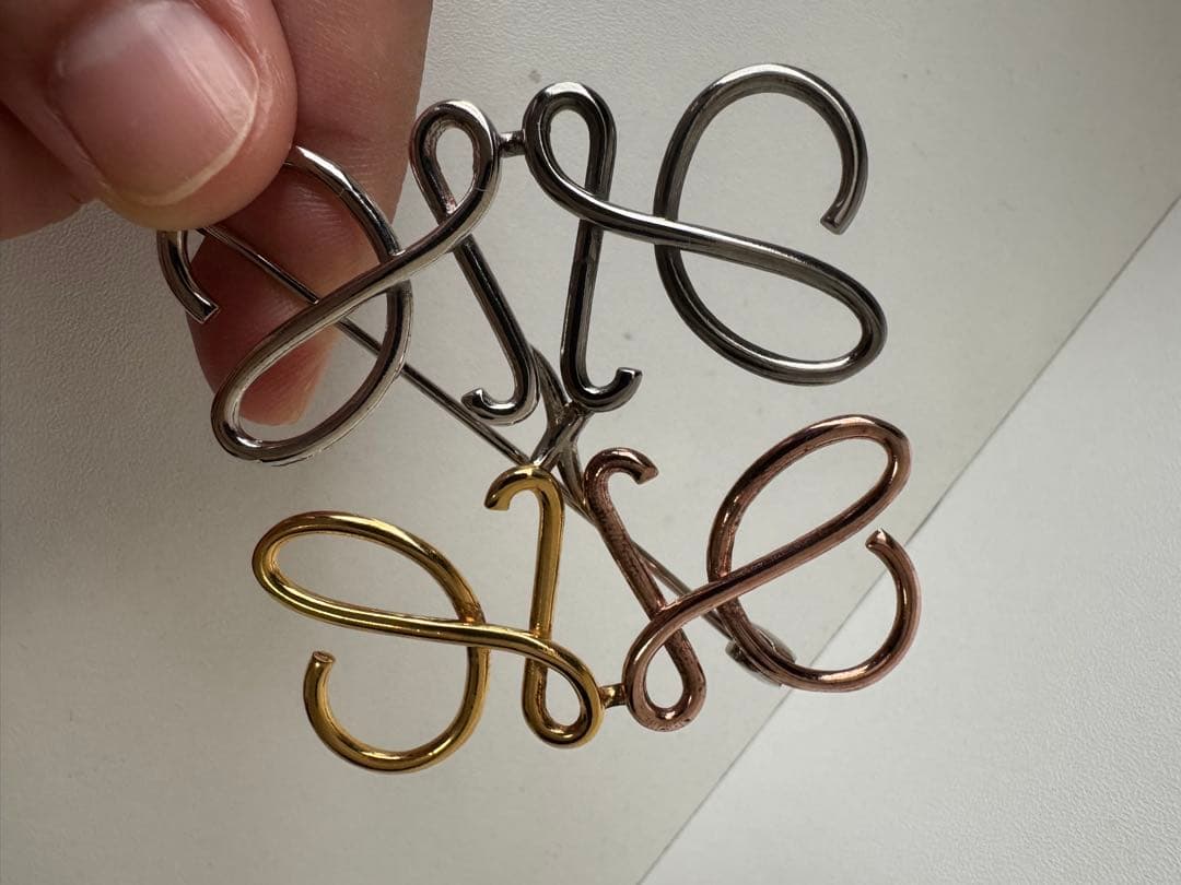 ロエベ アナグラム ブローチ マルチカラー シルバー ゴールド