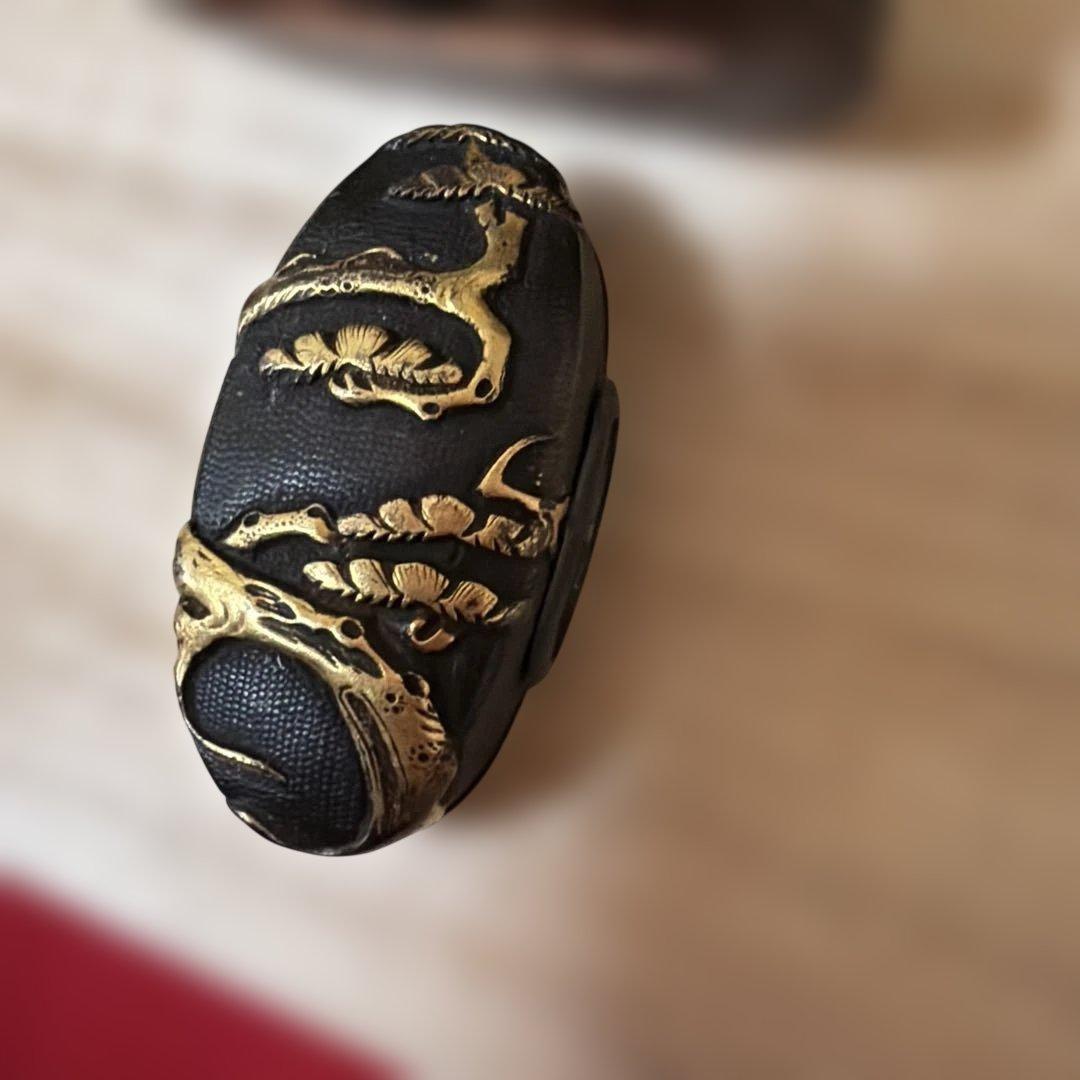 拵え栄えする一品です！ 繊細細工の松図　赤銅魚々子地縁頭 象嵌色絵 縁頭刀装具