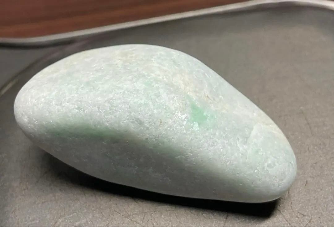 ［白地に明るい緑色］　上質糸魚川翡翠45g ヒスイ　ひすい