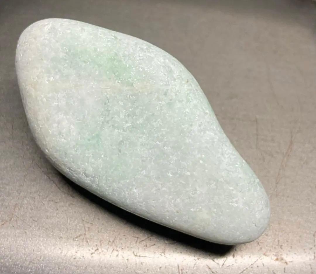 ［白地に明るい緑色］　上質糸魚川翡翠45g ヒスイ　ひすい