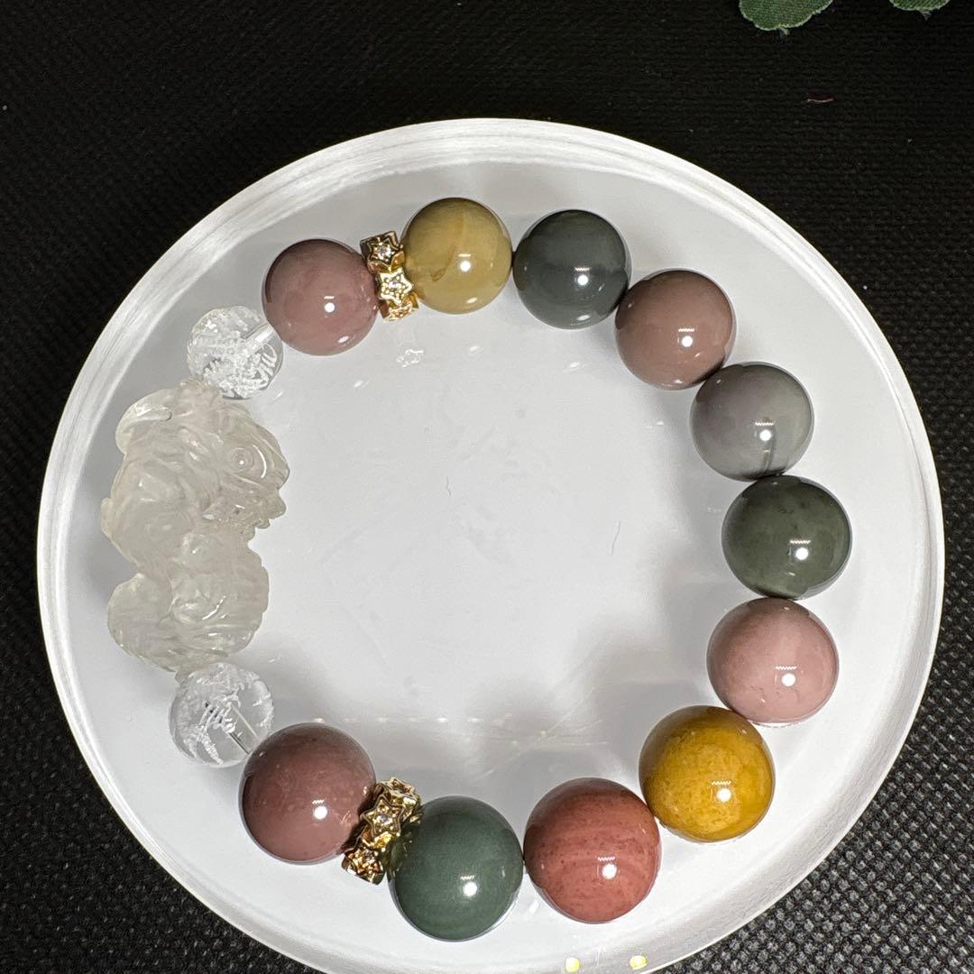 ＊いちごウサギ＊水晶龍神彫り　アラシャン瑪瑙　ブレスレット