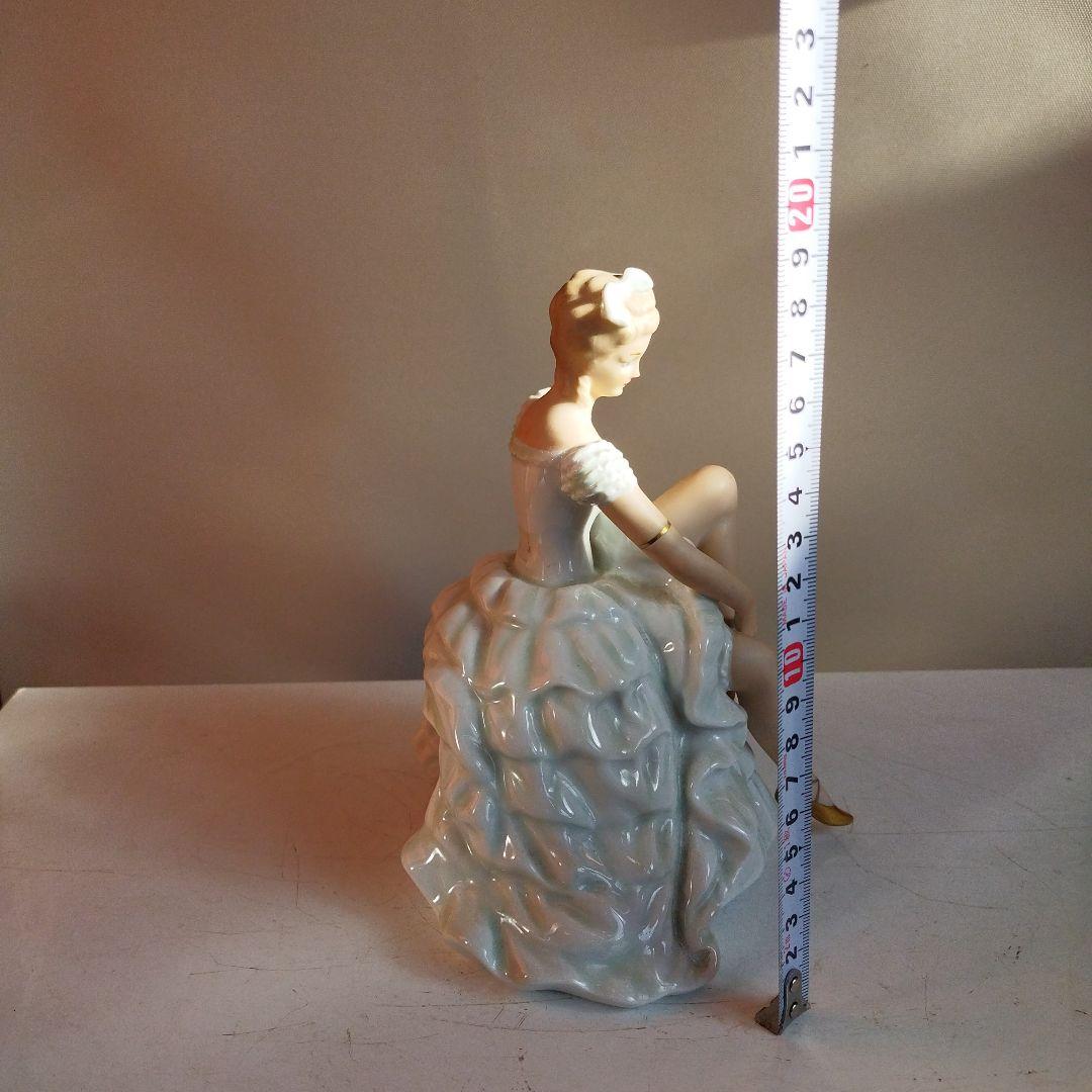 白いドレスの貴婦人