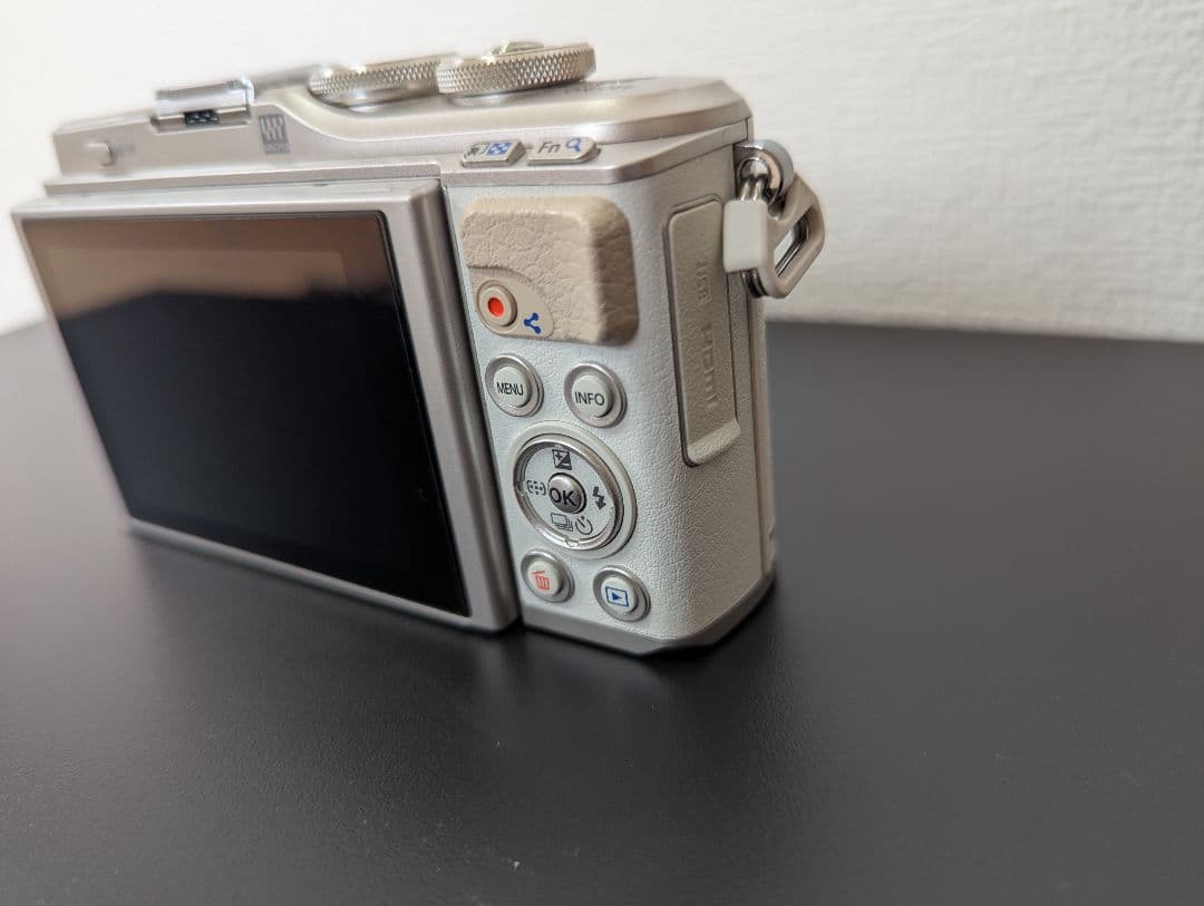 OLYMPUS PEN E-PL9 ホワイト ダブルズームキット