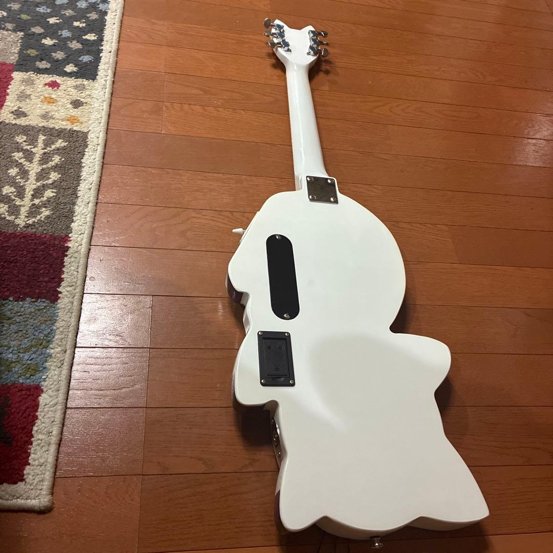 エレキギター。　目と、フレットひかる！　 猫ちゃん、ギター！