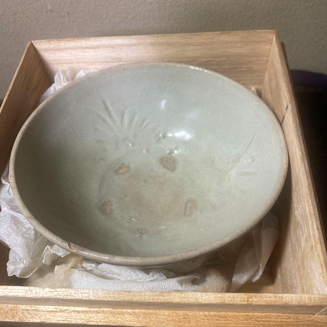 中国古玩　陰刻草花文抹茶茶碗【桐箱付】13.5cm6.5cm