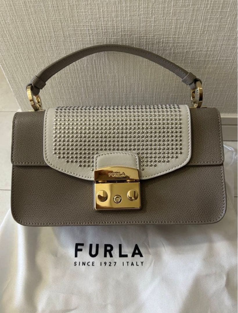 新品同様 フルラ メトロポリス ショルダーバッグ 替フラップ付（蛇革柄）