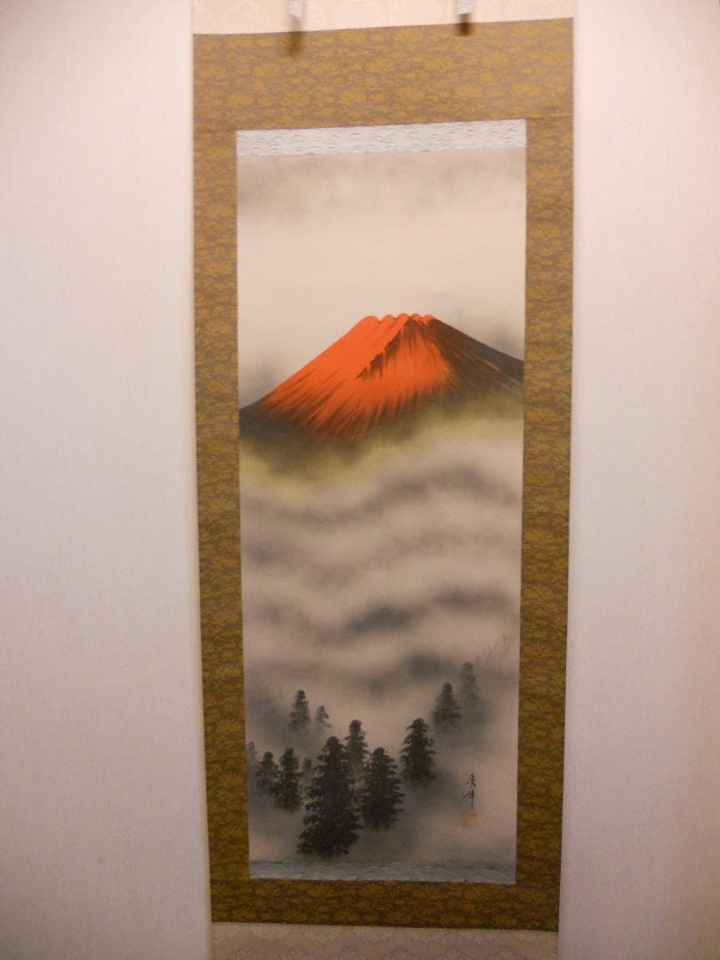 掛け軸 秀峰 赤富士図 絹本 希少 軸装 茶道具 掛軸 美品 です。