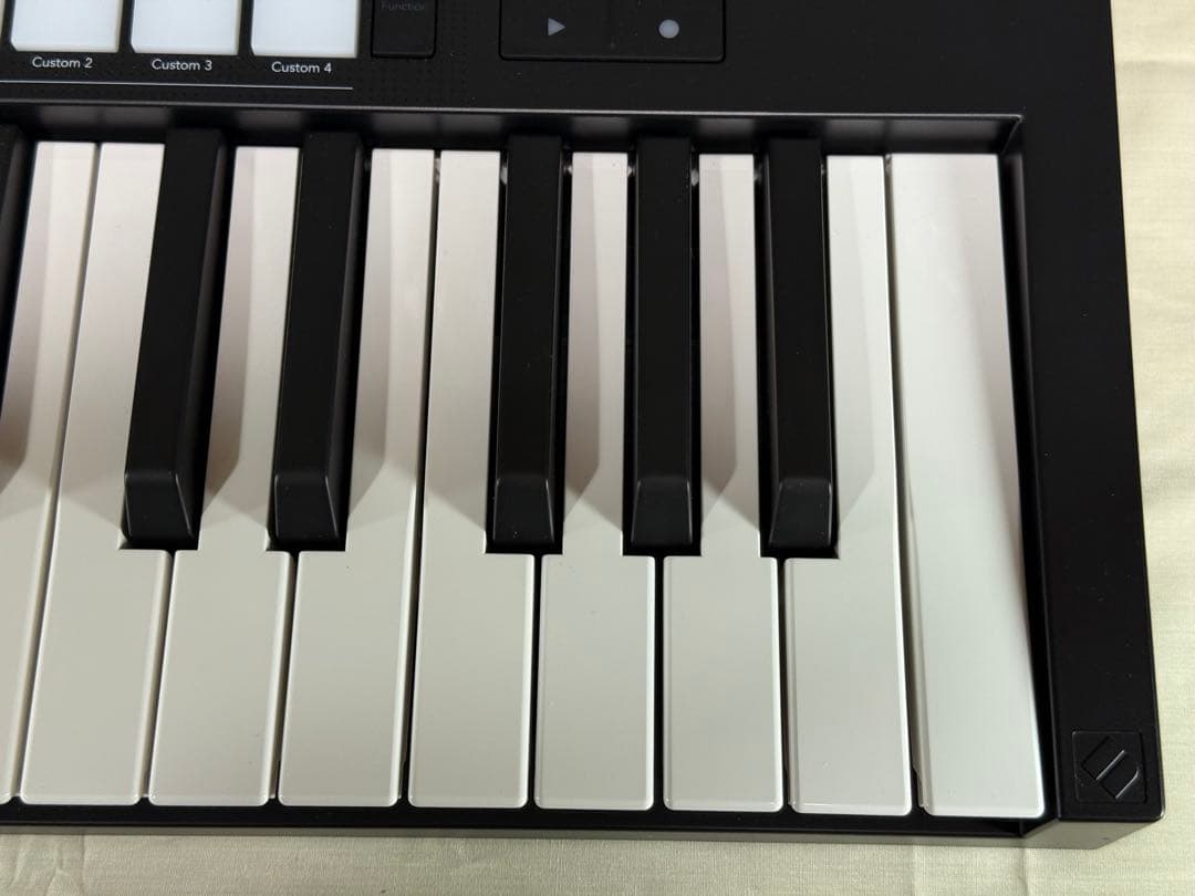 Novation Launchkey 37 MK4 MIDIキーボード