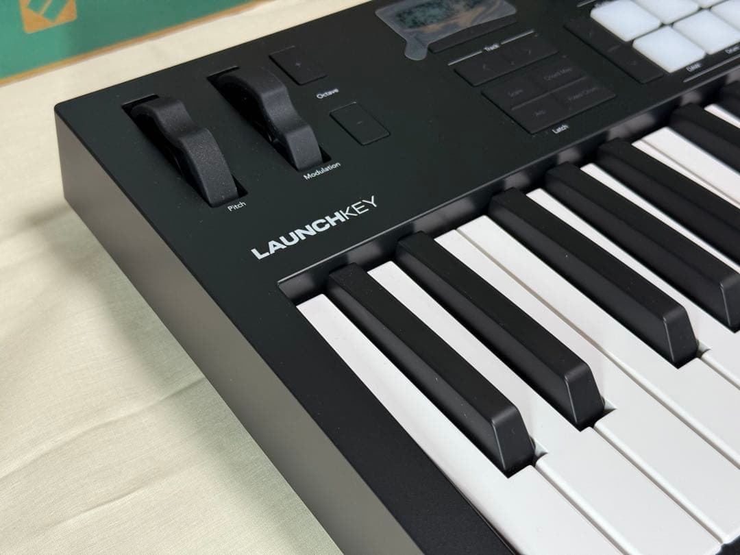 Novation Launchkey 37 MK4 MIDIキーボード