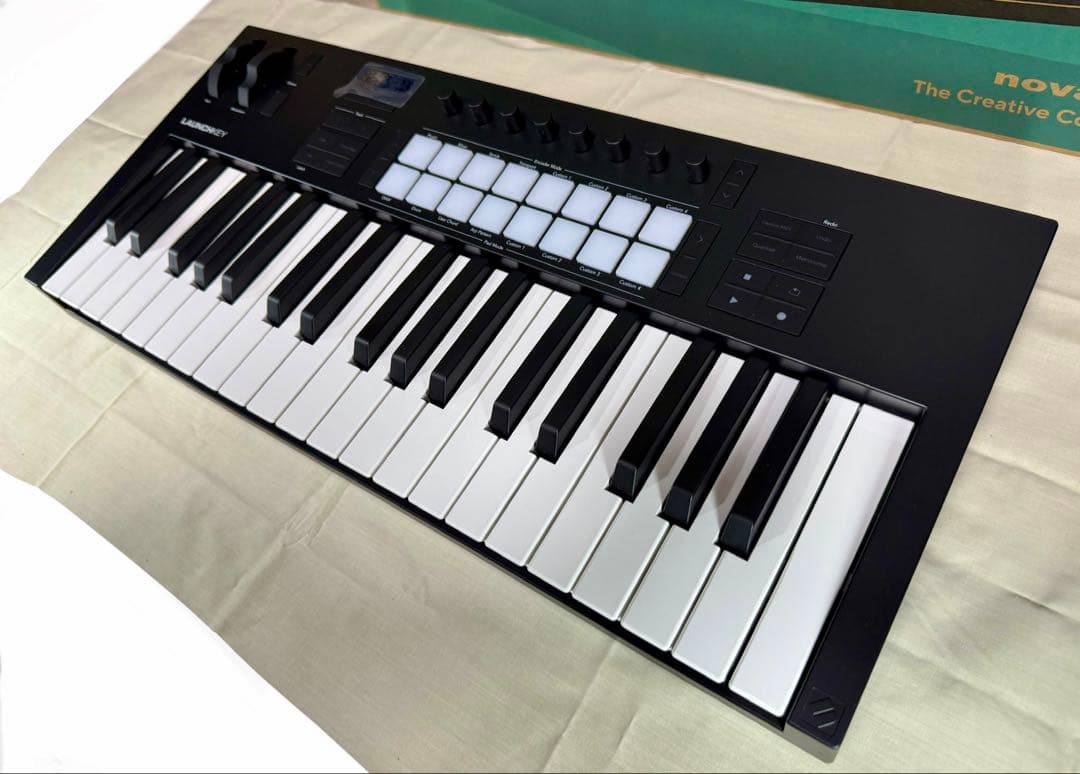 Novation Launchkey 37 MK4 MIDIキーボード
