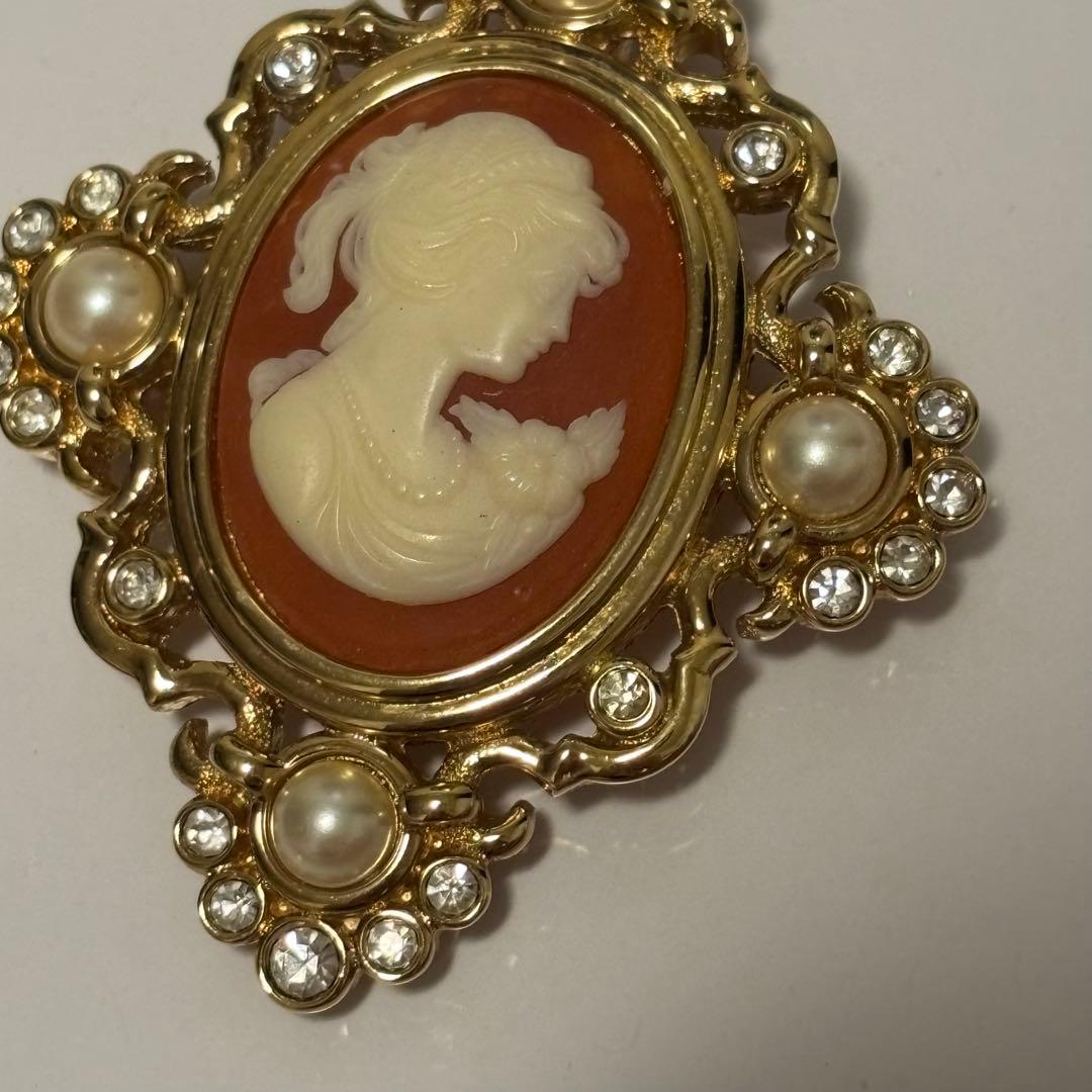 バーバリー　カメオ　ブローチ パール