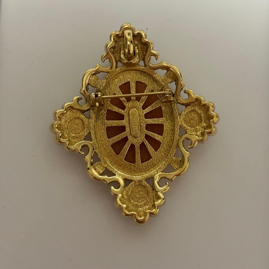 バーバリー　カメオ　ブローチ パール