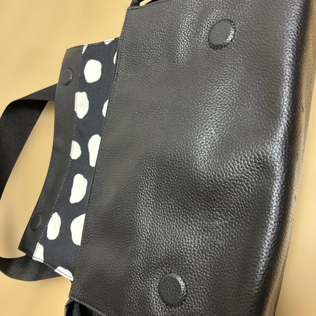 earイアパピヨネ レザーショルダーバッグ