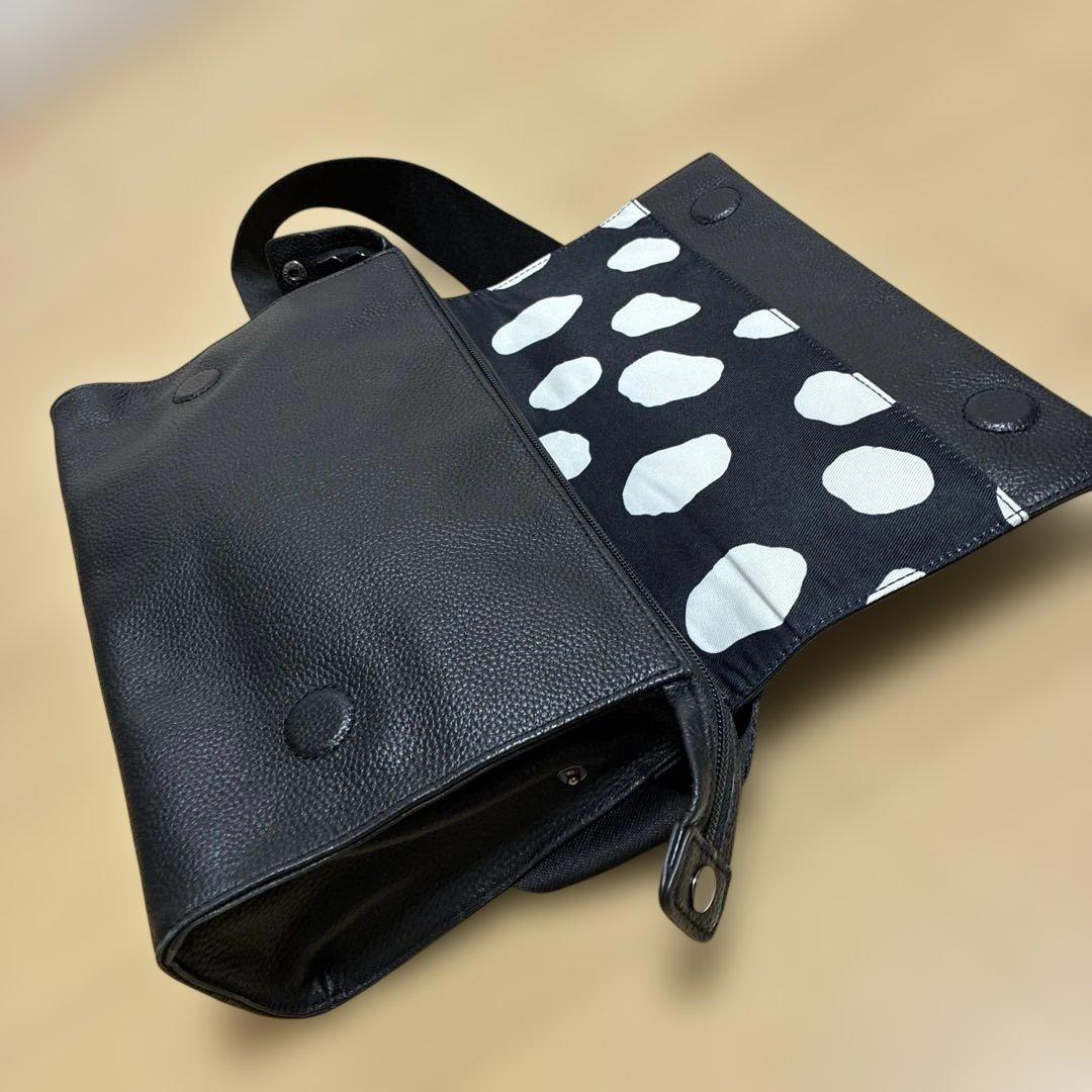 earイアパピヨネ レザーショルダーバッグ