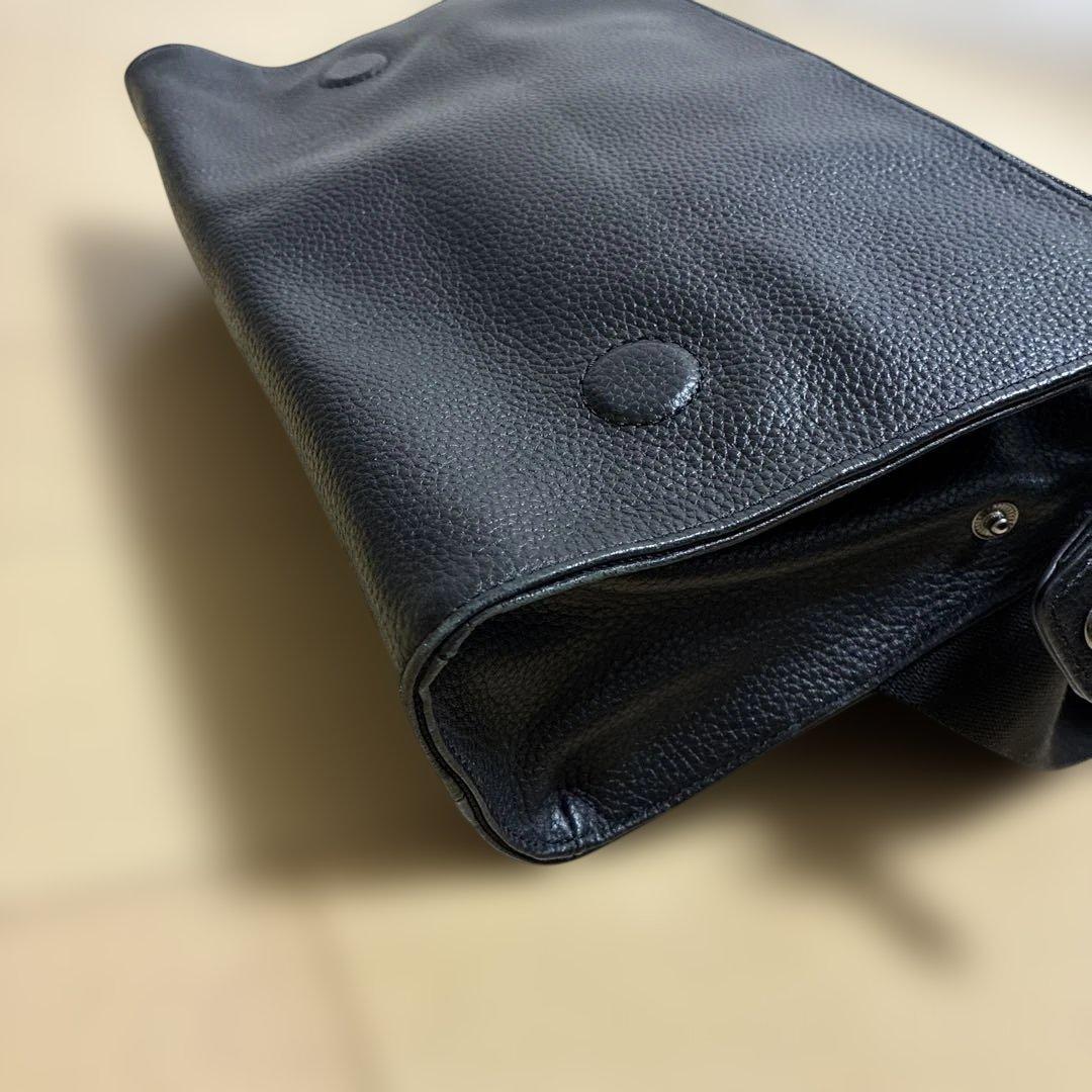 earイアパピヨネ レザーショルダーバッグ