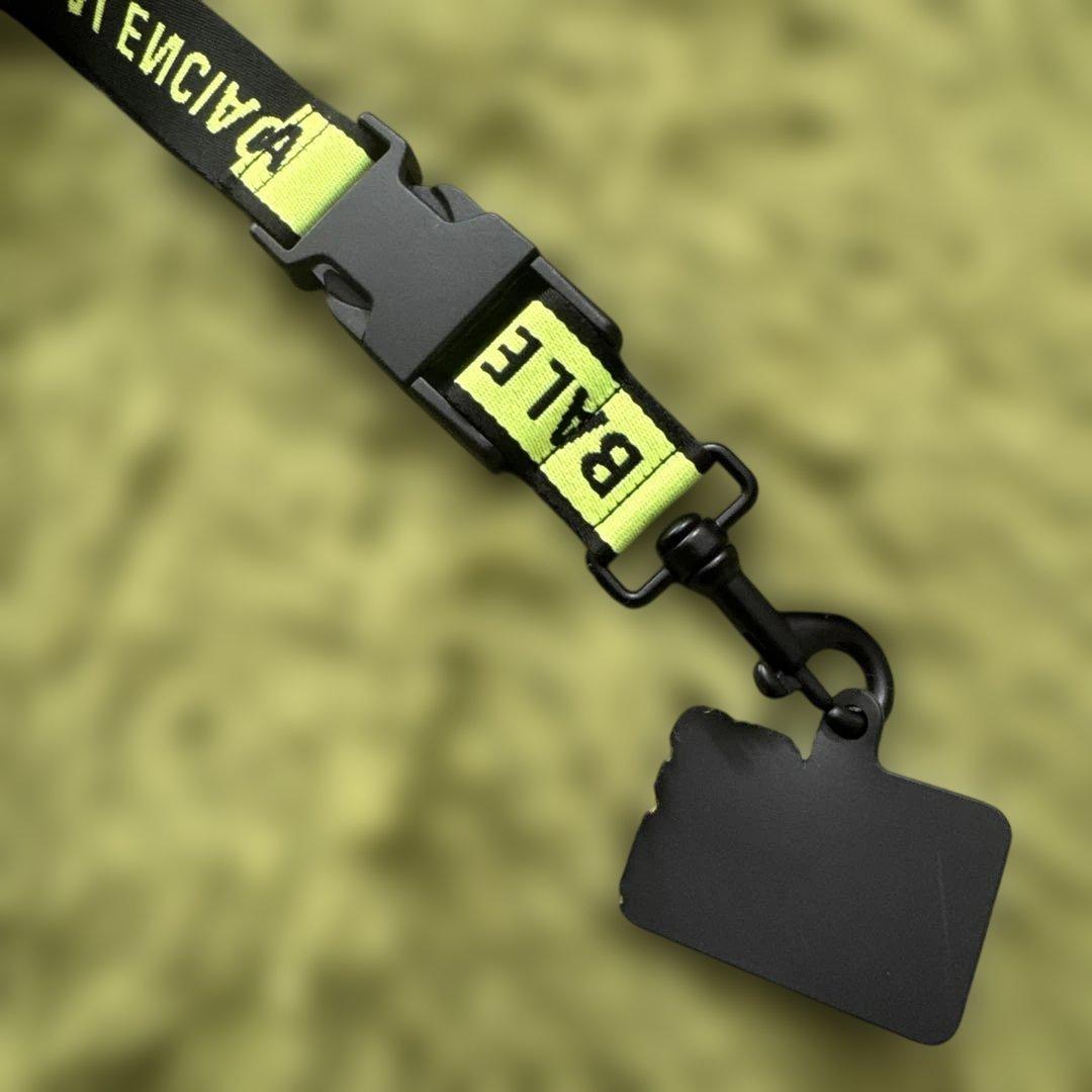 バレンシアガ　スマホストラップ　ネックストラップ　ロゴ入り