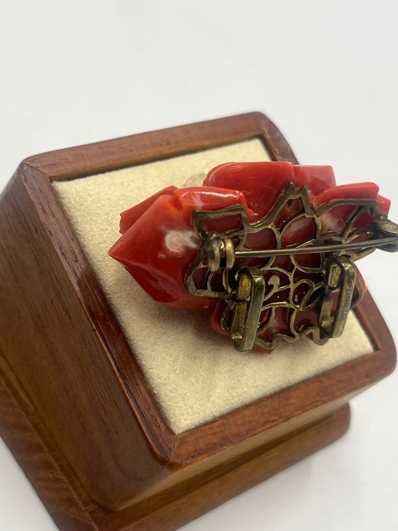 赤珊瑚　天然珊瑚　サンゴ　ルース　薔薇　バラ　花　彫刻　帯留　ブローチ