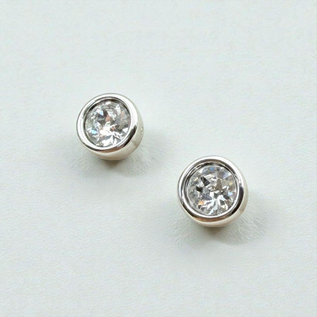 ほぼ未使用　SWAROVSKI ピアス　ラウンドカット　スタッドピアス　ホワイト
