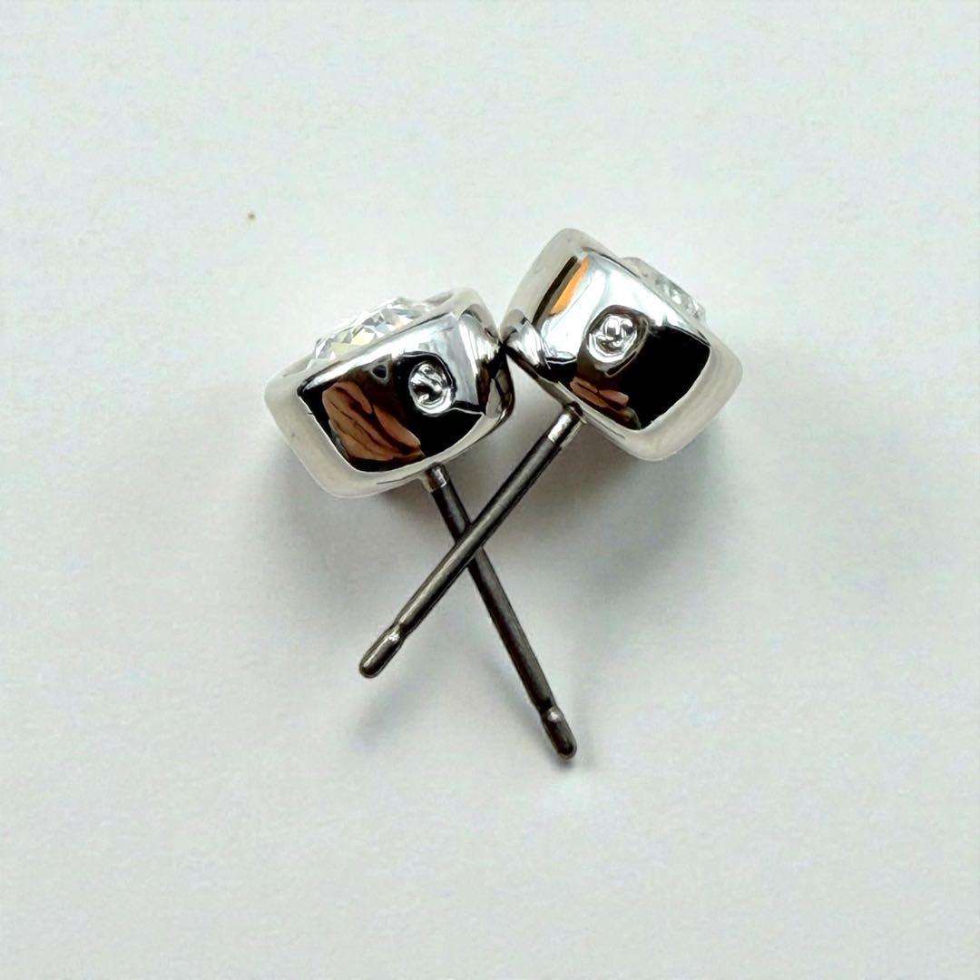 ほぼ未使用　SWAROVSKI ピアス　ラウンドカット　スタッドピアス　ホワイト