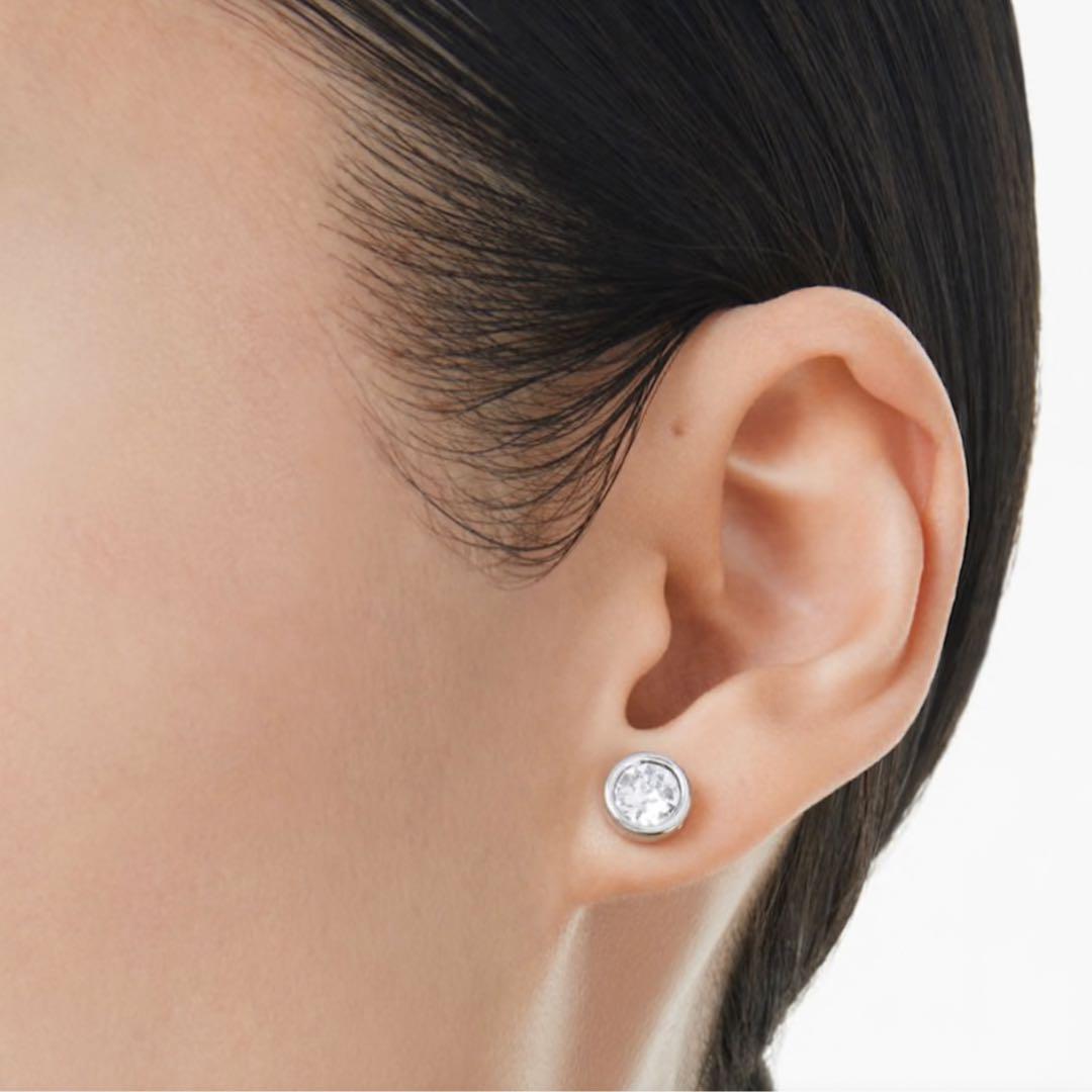 ほぼ未使用　SWAROVSKI ピアス　ラウンドカット　スタッドピアス　ホワイト