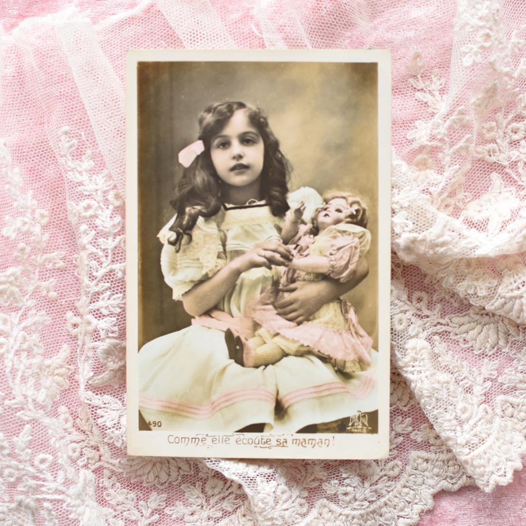 *アンティークポストカード　お人形を抱く愛らしい少女*