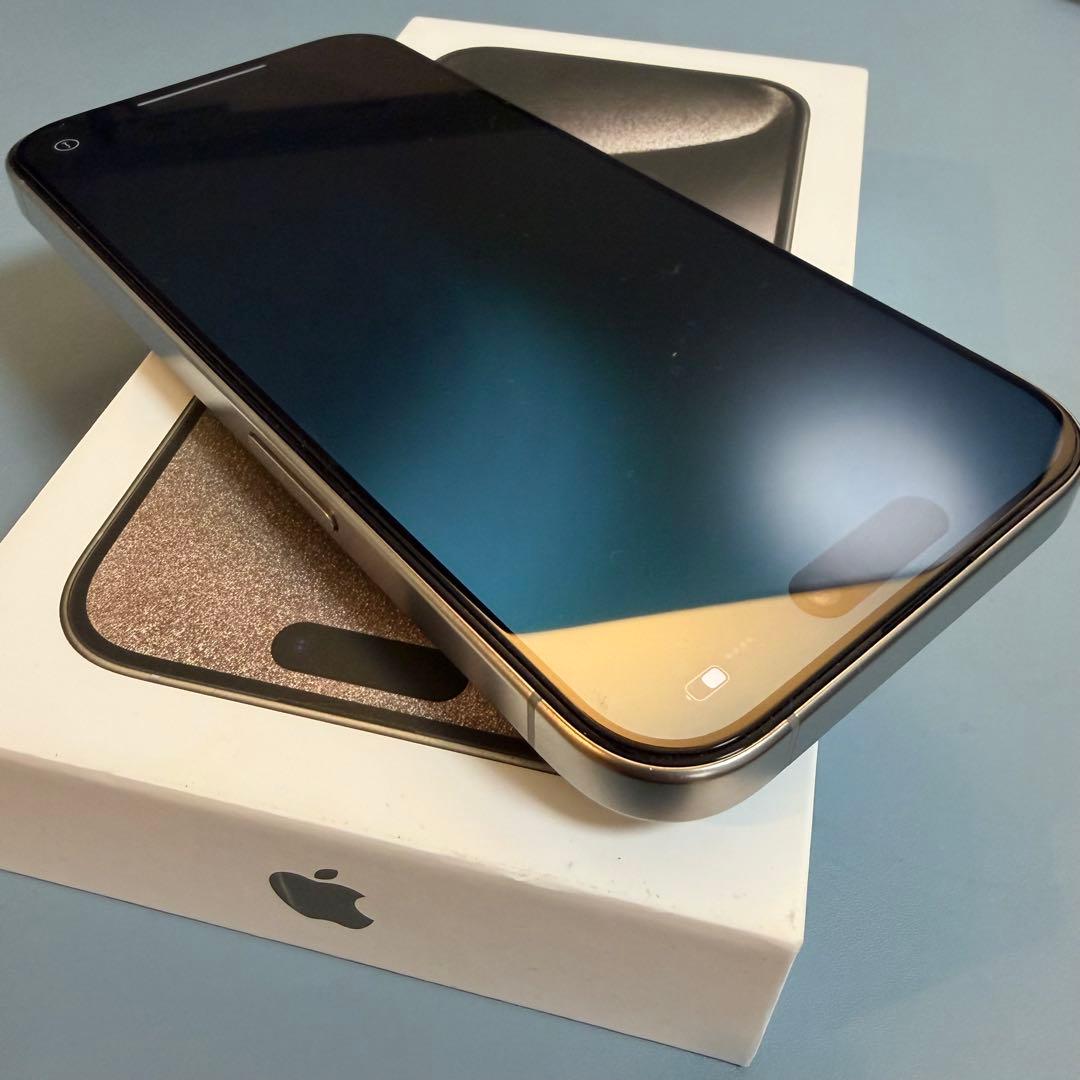iPhone15pro チタニウム　美品　SIMフリー　256GB おまけあり