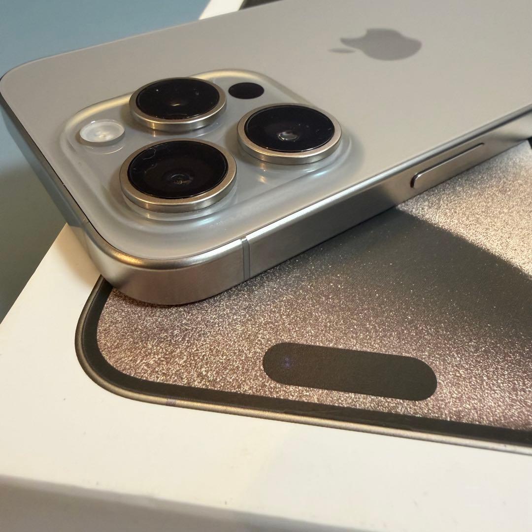 iPhone15pro チタニウム　美品　SIMフリー　256GB おまけあり