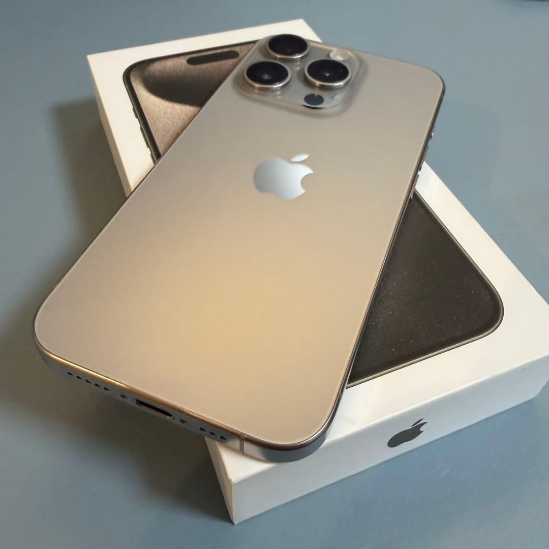 iPhone15pro チタニウム　美品　SIMフリー　256GB おまけあり