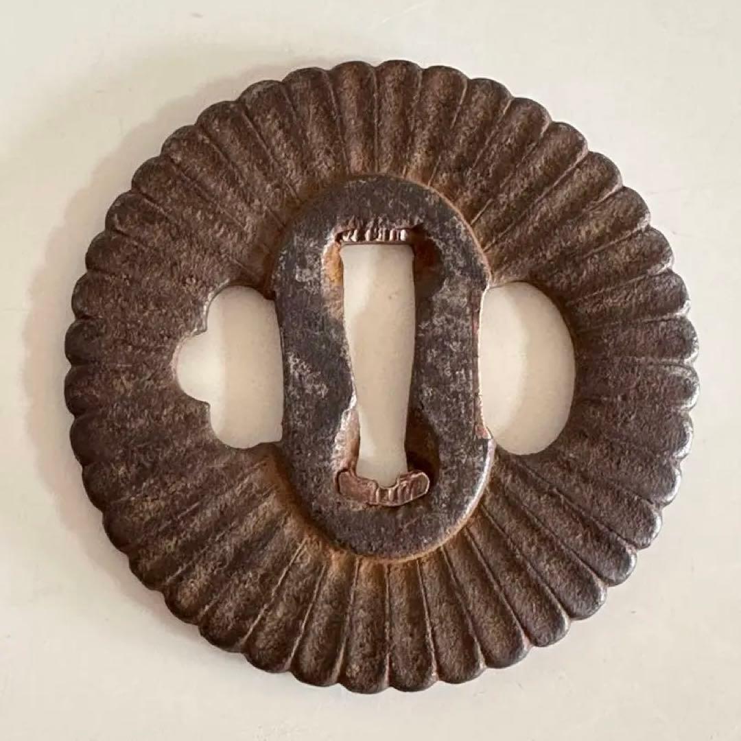 刀剣美術　無銘　鉄地菊文鍔　直径約7.3cm 重量約101g骨董25712