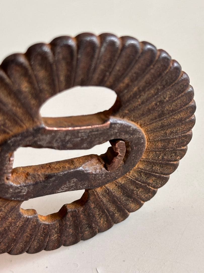 刀剣美術　無銘　鉄地菊文鍔　直径約7.3cm 重量約101g骨董25712