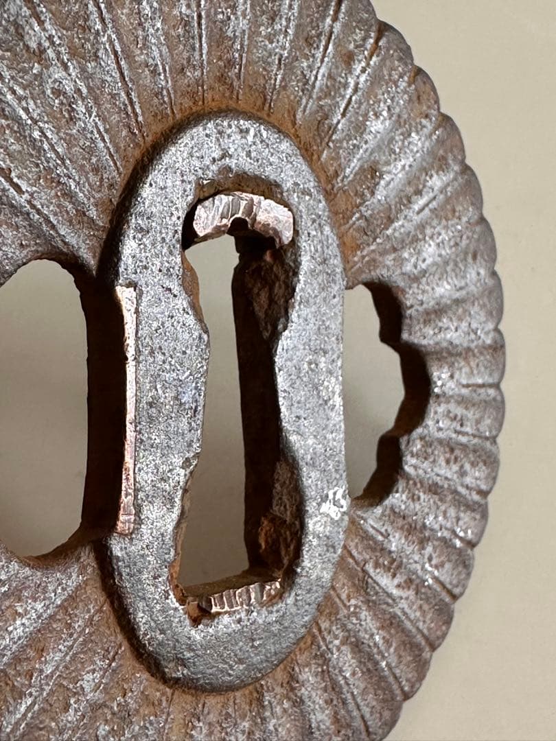 刀剣美術　無銘　鉄地菊文鍔　直径約7.3cm 重量約101g骨董25712