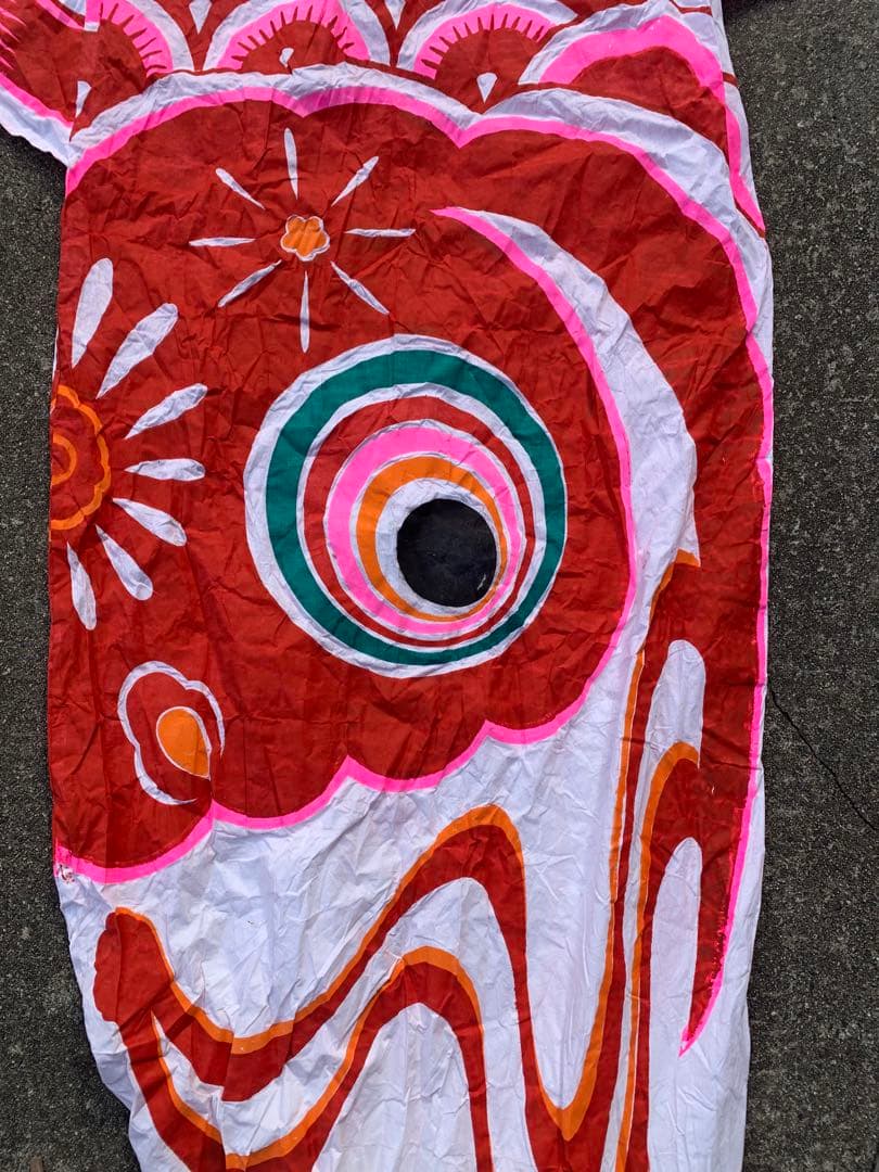 古い鯉のぼり　手描き染め赤　木綿100% 全長450センチ　古布幟旗柿渋染め