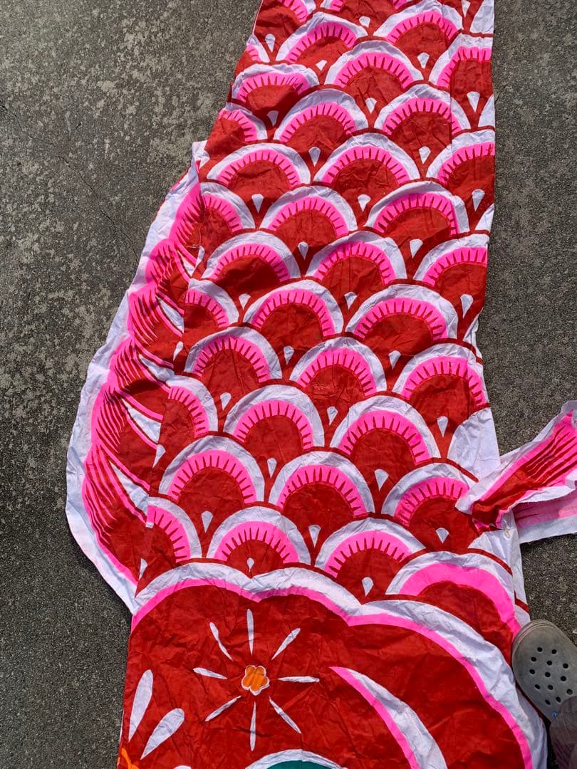 古い鯉のぼり　手描き染め赤　木綿100% 全長450センチ　古布幟旗柿渋染め