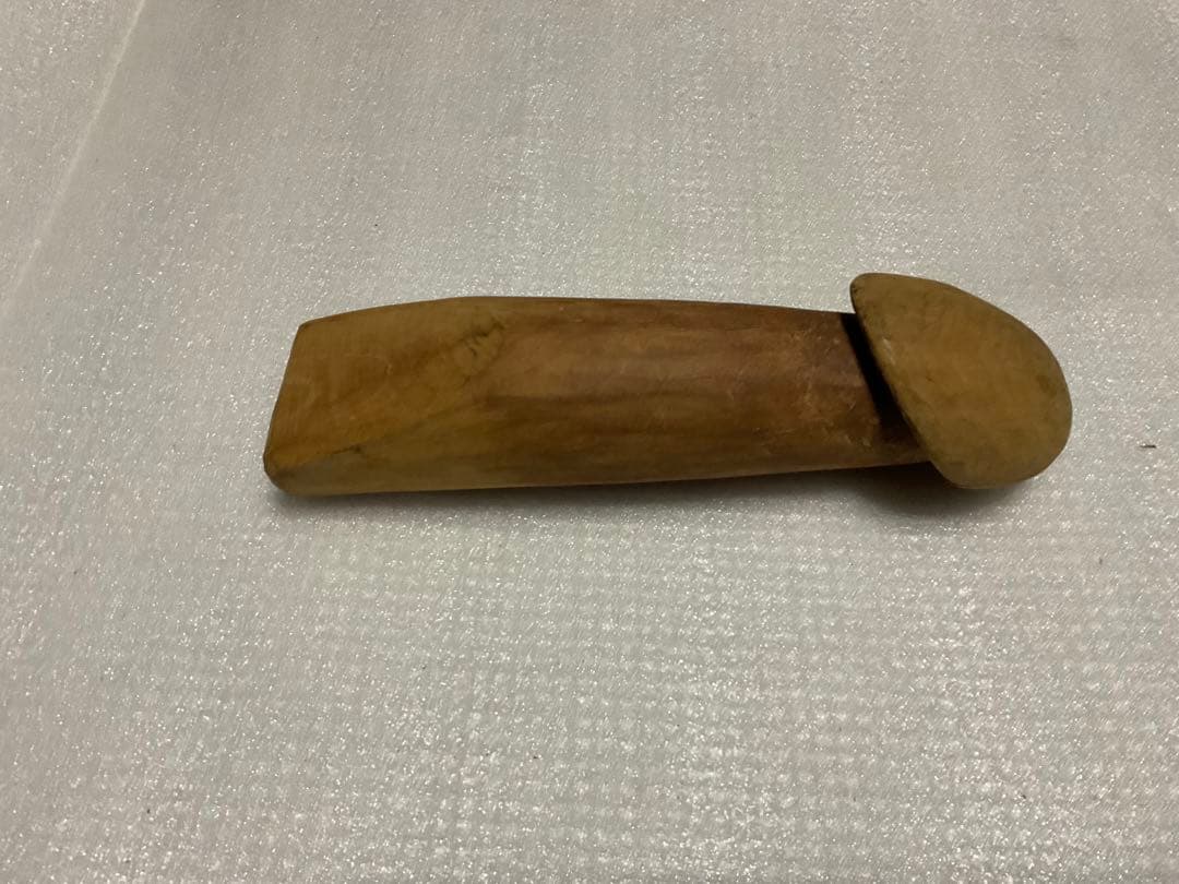 御神木・木製・縁起物。【木彫りですが、割れも御座います【長さ／20センチ程です】