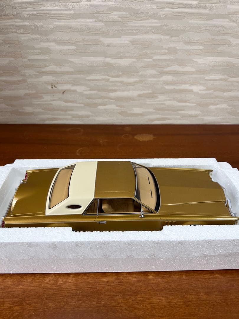 No284 ミニカー1/18 Lincoln Continental Mk5